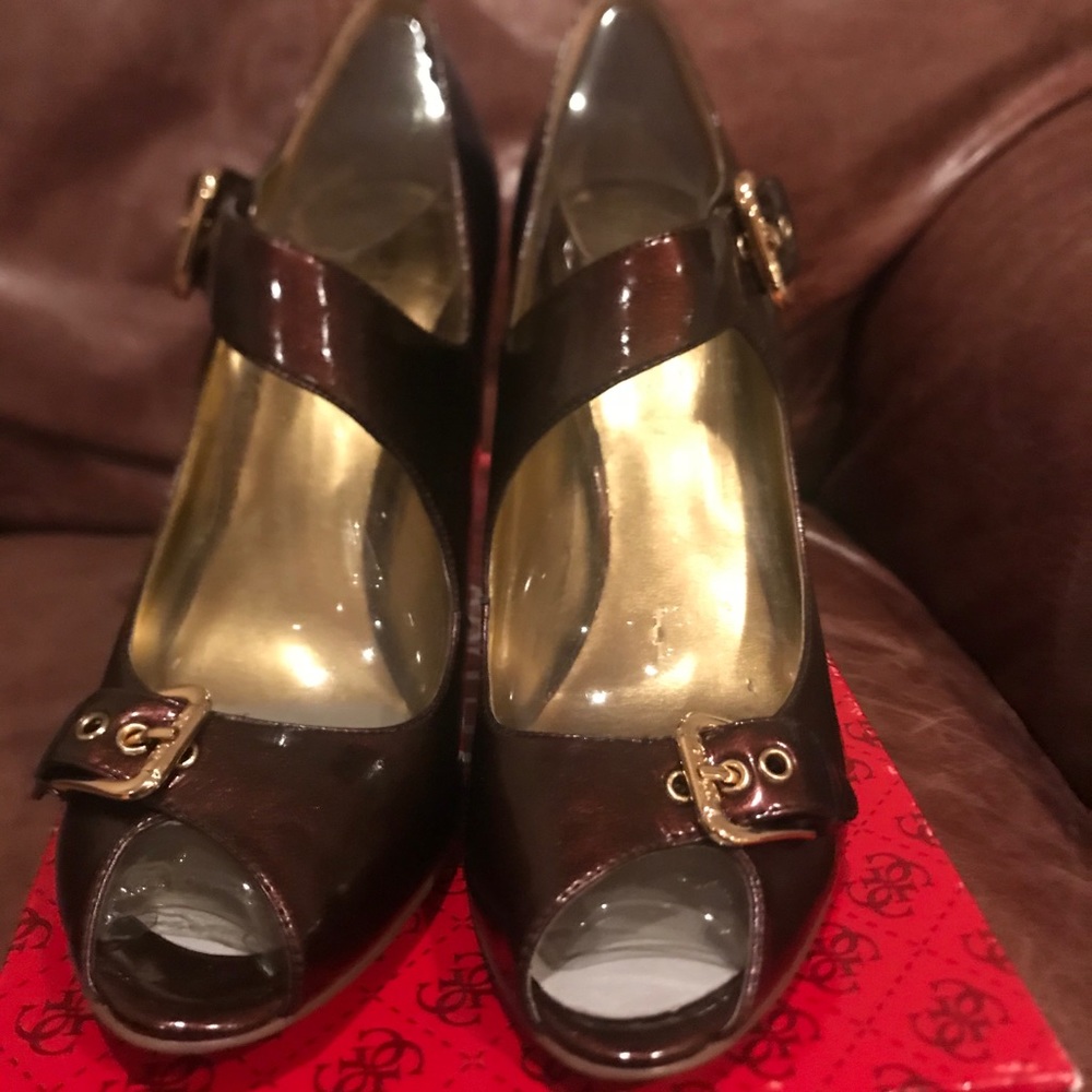 Guess by Marciano Bronze Patent Peep Toe Sz 9.5